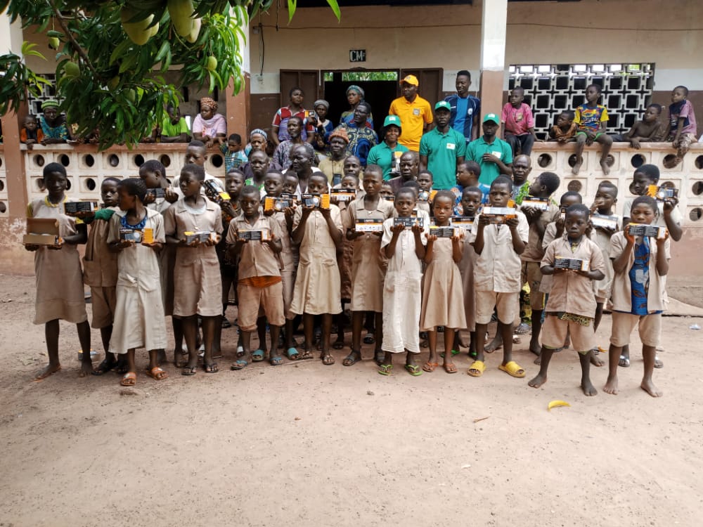 Don de kit scolaire aux élèves en classe d’examen.